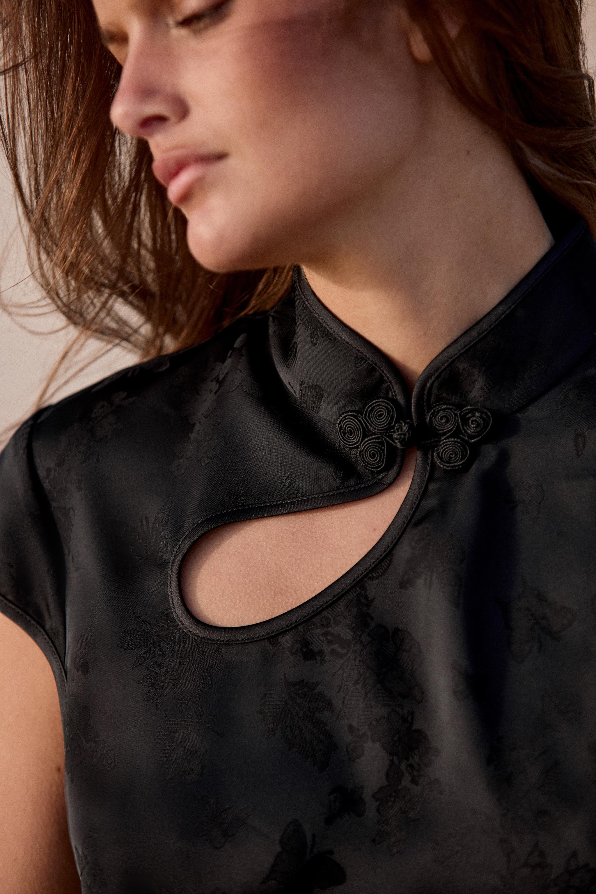 SATIN TOGGLE PIPING TOP